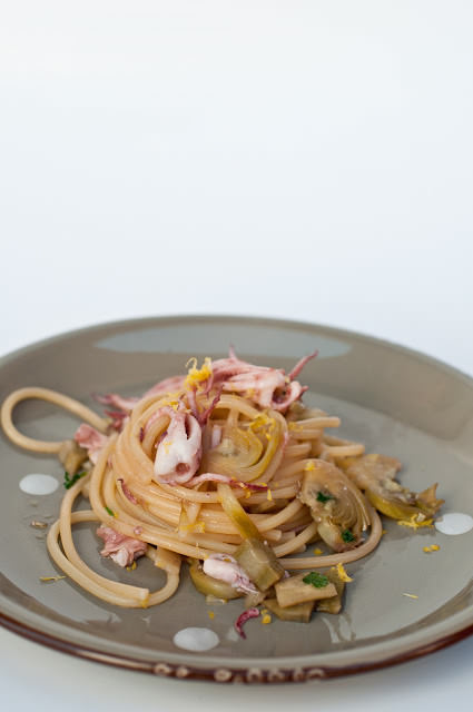 Spaghettoni con carciofi e calamari al profumo di limone