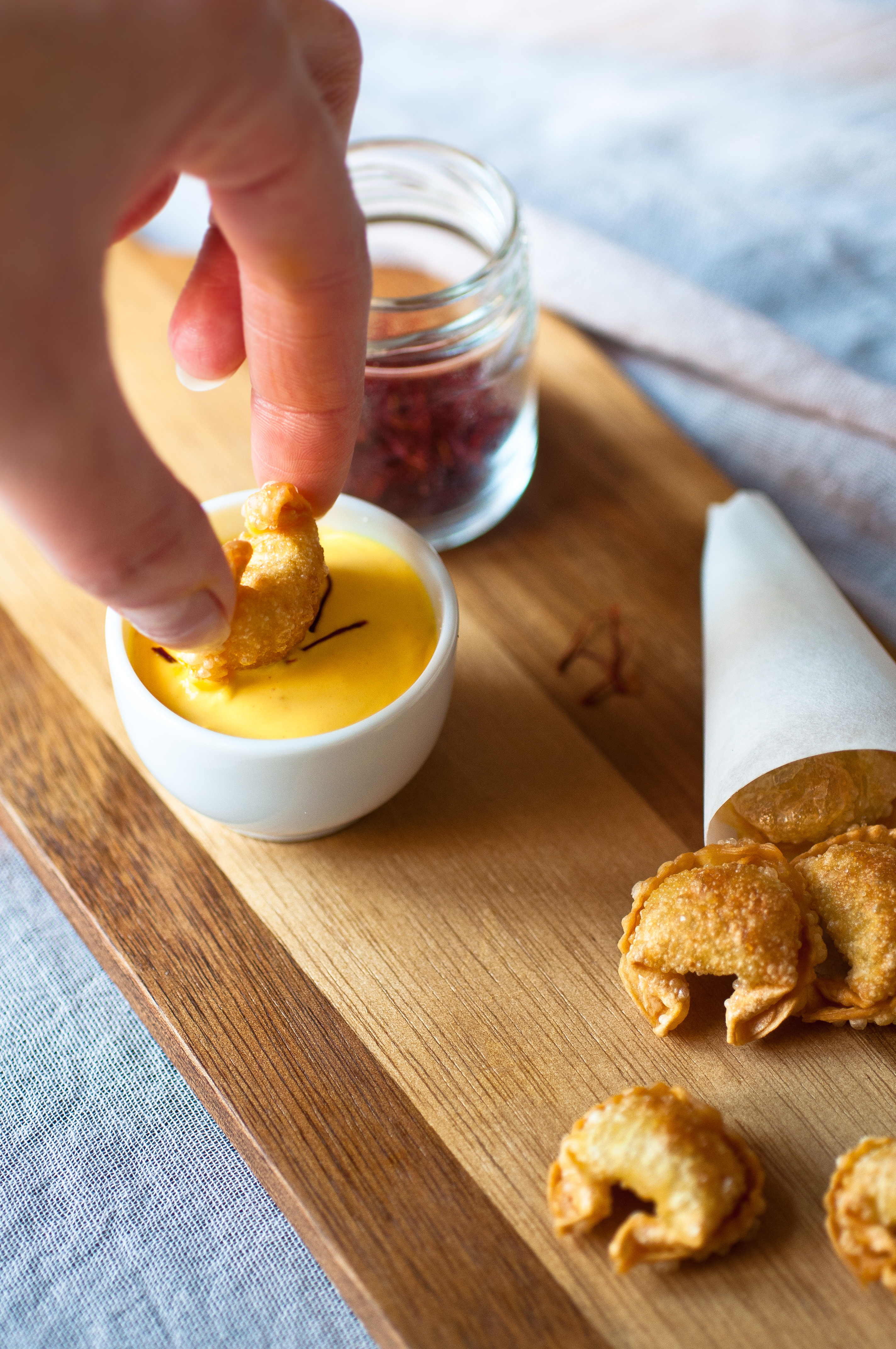 Tortellini fritti con panna acida allo zafferano