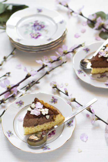 Se mi seguite sui social avrete già visto questa crostata morbida con mousse al cioccolato su Instagram. Ho preparato questa torta per il compleanno del mio lui al posto della solita bavarese alla nocciola e cioccolato che preparo ogni anno e devo dire che il festeggiata ha apprezzato notevolmente la sua torta di compleanno. Si tratta di una base soffice e profumata arricchita da una cremosa mousse al cioccolato e, per prepararla, mi sono affidata a Deliziosa Virtù che utilizza queste due preparazioni in torte diverse. Qui potete trovare la crostata morbida e qui la mousse al cioccolato. Come al solito in ogni ricetta riesco a mettere sempre del mio così trovate alcune varianti per entrambe le preparazioni. Nella crostata morbida ho: - ridotto le dosi di lievito perché non gradisco il particolare sapore che rilascia alle torte e, considerando che una classica bustina va bene per 500 g di farina, avete la possibilità di ridurre un pelino le dosi rispetto a quanto indicato in molte ricette; - ho utilizzato unicamente farina invece che farina e fecola visto che avevo bisogno di una struttura resistente alla bagna. Il risultato è stato davvero delizioso, per cui se avete voglia di dedicarvi alla preparazione di una torta facile, ma d'effetto e adatta a diverse occasioni, vi consiglio di mettere le mani in pasta e lanciarvi nella preparazione. :D