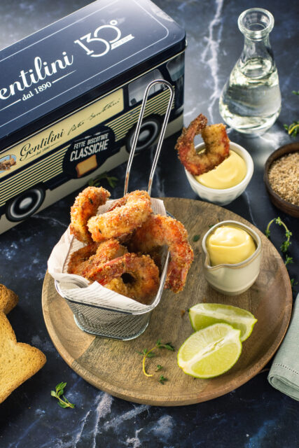 Gamberoni con panatura alle fette biscottate e salsa aioli