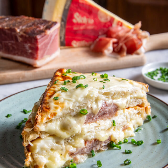 Croque monsieur diviso a metà