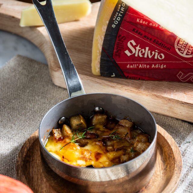 Formaggio Stelvio DOP al padellino con dadini di pera saltati