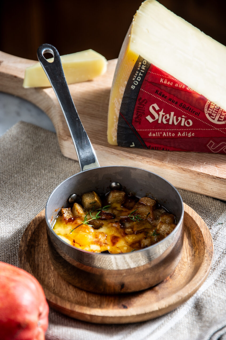 Formaggio Stelvio DOP al padellino con dadini di pera saltati