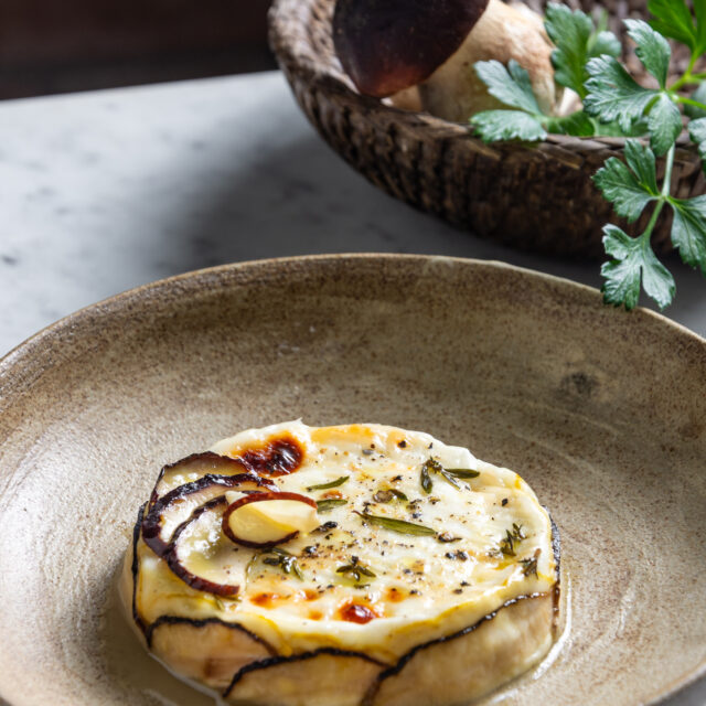 Formaggio al forno con funghi porcini