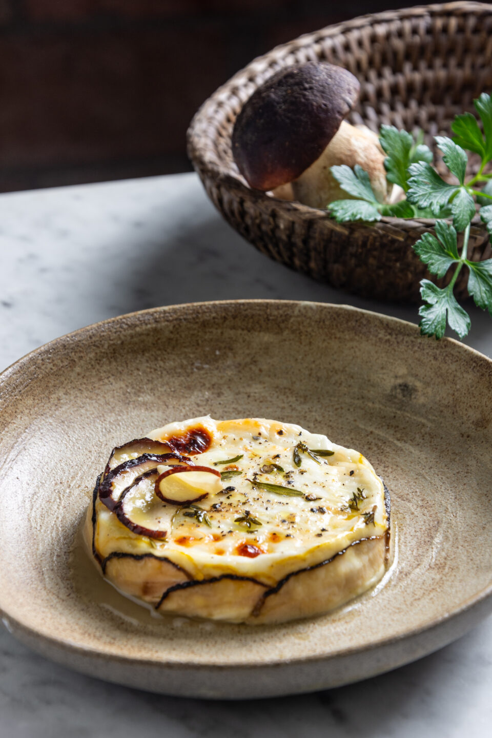 Formaggio al forno con funghi porcini