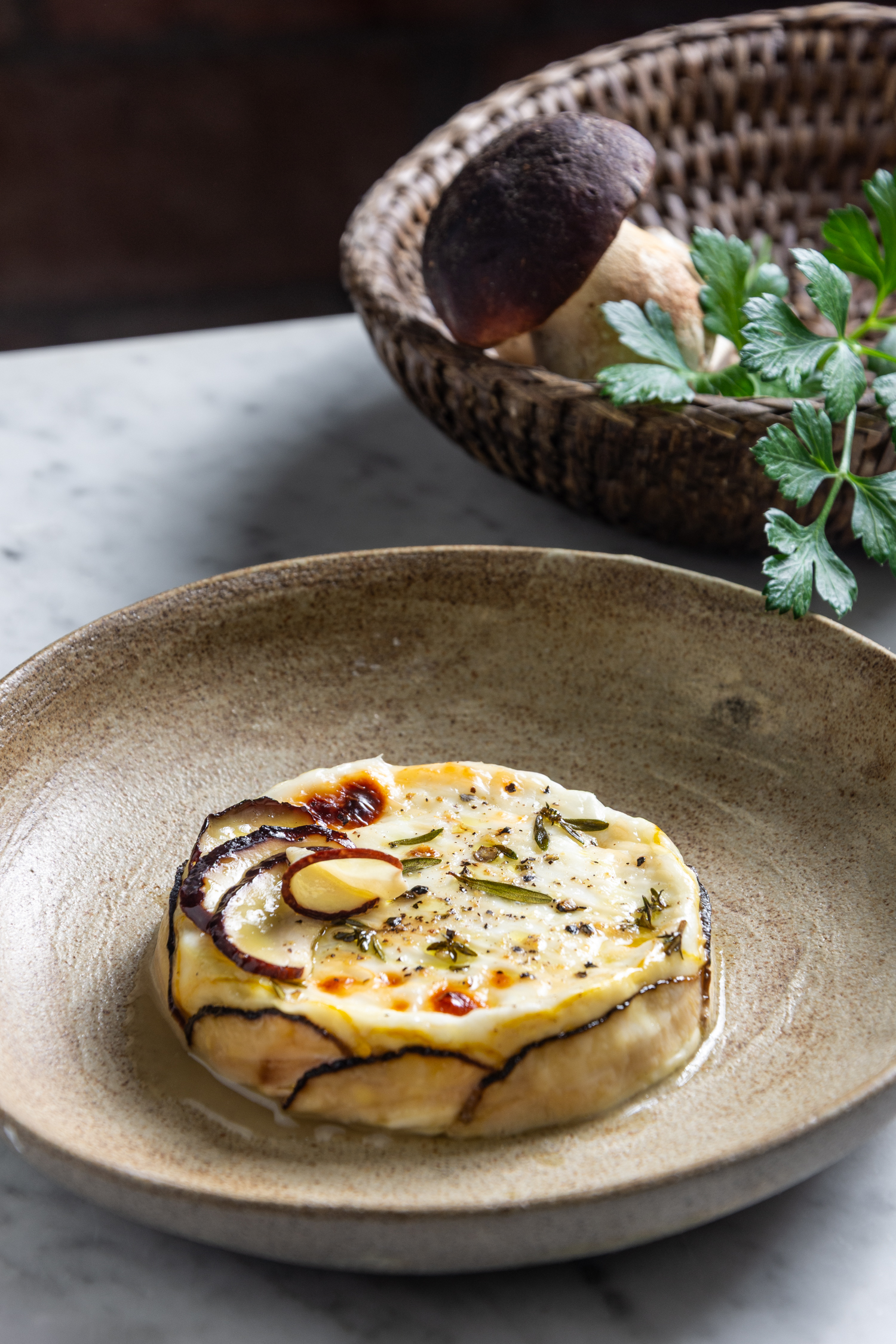 Formaggio al forno con funghi porcini